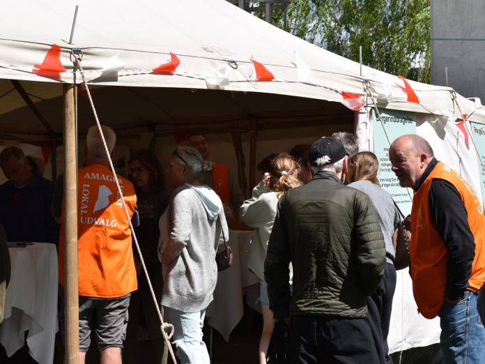 Amager Vest Lokaludvalg medlemmer står ved telt til Grundlovsfest ved DR Byen juni 2024